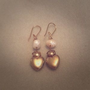 Awesome pearl airings with a cute heart charm :-)